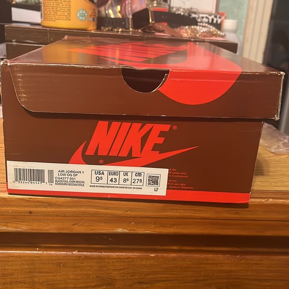 Extra shoe laces in the box and are worn - Picture 8 of 8